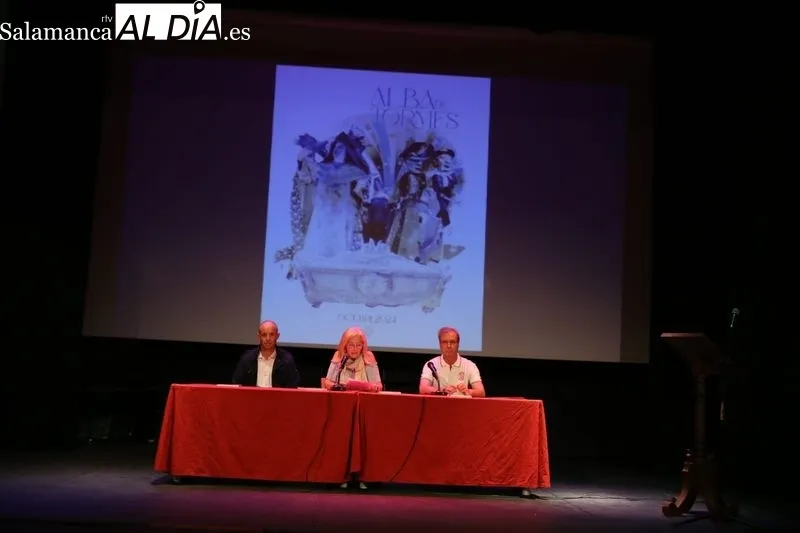 Foto 7 - La Asociaci&oacute;n Taurina '15 de Octubre' presenta el libro-programa de las fiestas de Santa Teresa