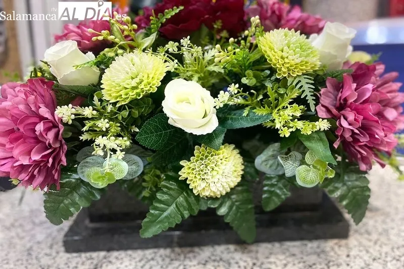 Foto 3 - Regalos Cosas se adelanta al D&iacute;a de Todos los Santos con un gran surtido de flores naturales y artificiales