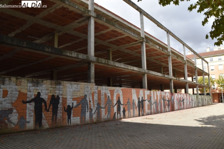 Malestar y temor en el Zurgu&eacute;n con el &lsquo;esqueleto&rsquo;, un edificio abandonado en el centro del barrio desde hace 18 a&ntilde;os | Imagen 2