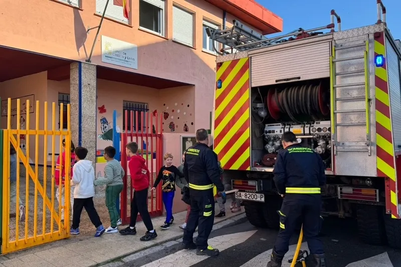 Foto 2 - Bomberos y Polic&iacute;a Local desarrollan un simulacro de incendio en el CEIP Severiano Montero