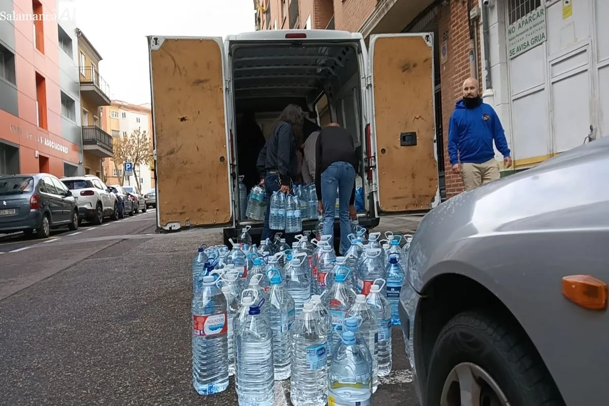 Voluntarios salmantinos cargan de ayuda humanitaria una furgoneta con destino Valencia | FOTOS: Toni Sánchez  