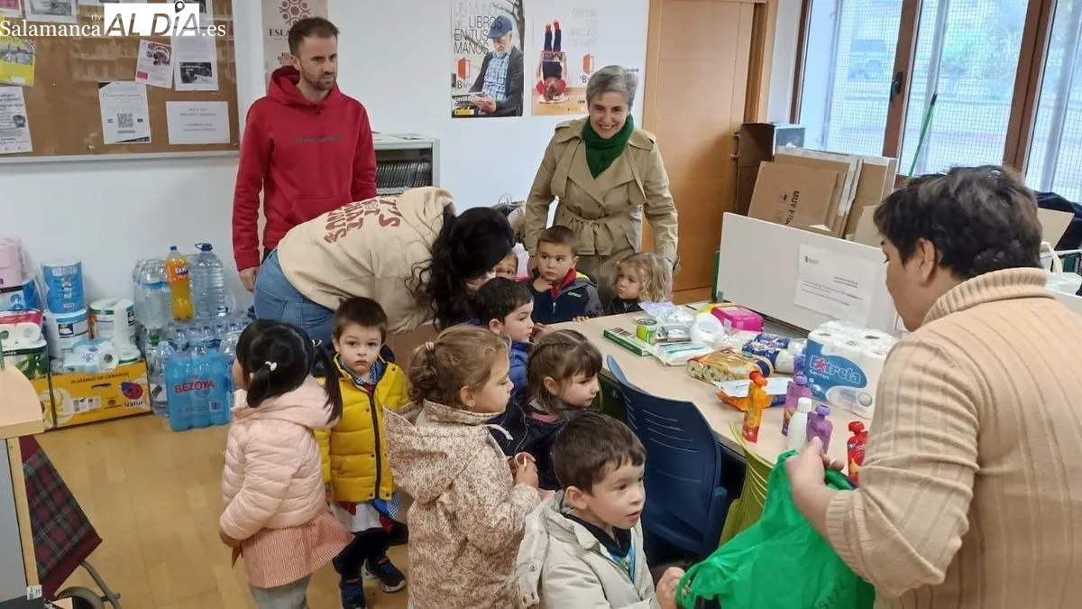 Los escolares acudieron a la biblioteca municipal a entregar productos de primera necesidad