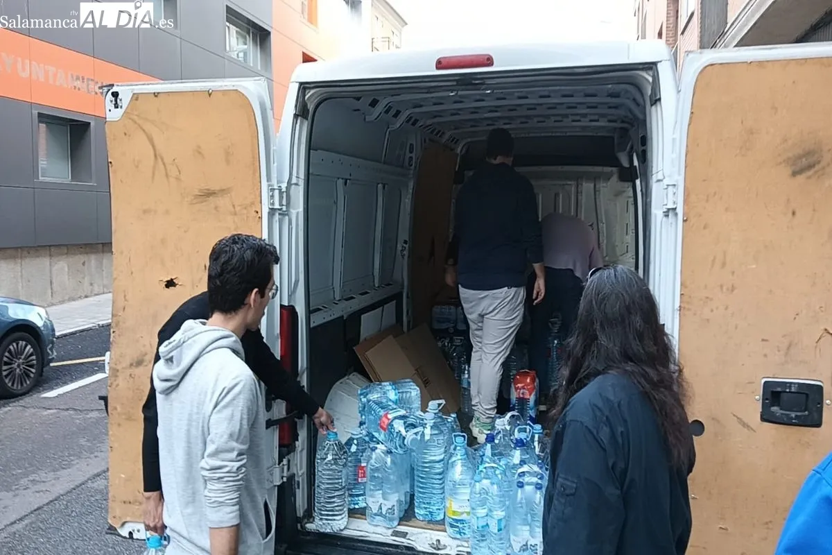 Voluntarios salmantinos cargan de ayuda humanitaria una furgoneta con destino Valencia | FOTOS: Toni Sánchez  