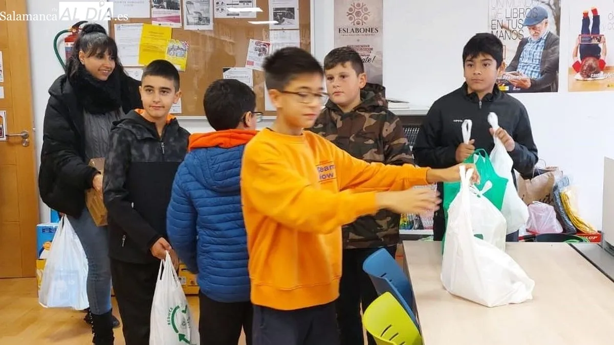 Los escolares acudieron a la biblioteca municipal a entregar productos de primera necesidad