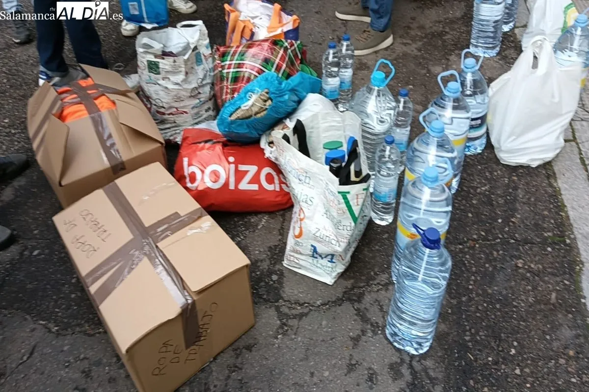 Voluntarios salmantinos cargan de ayuda humanitaria una furgoneta con destino Valencia | FOTOS: Toni Sánchez  