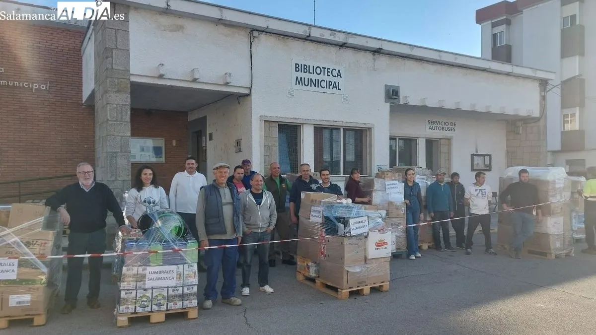 Un grupo de voluntarios preparó los palés que fueron cargados en un camión