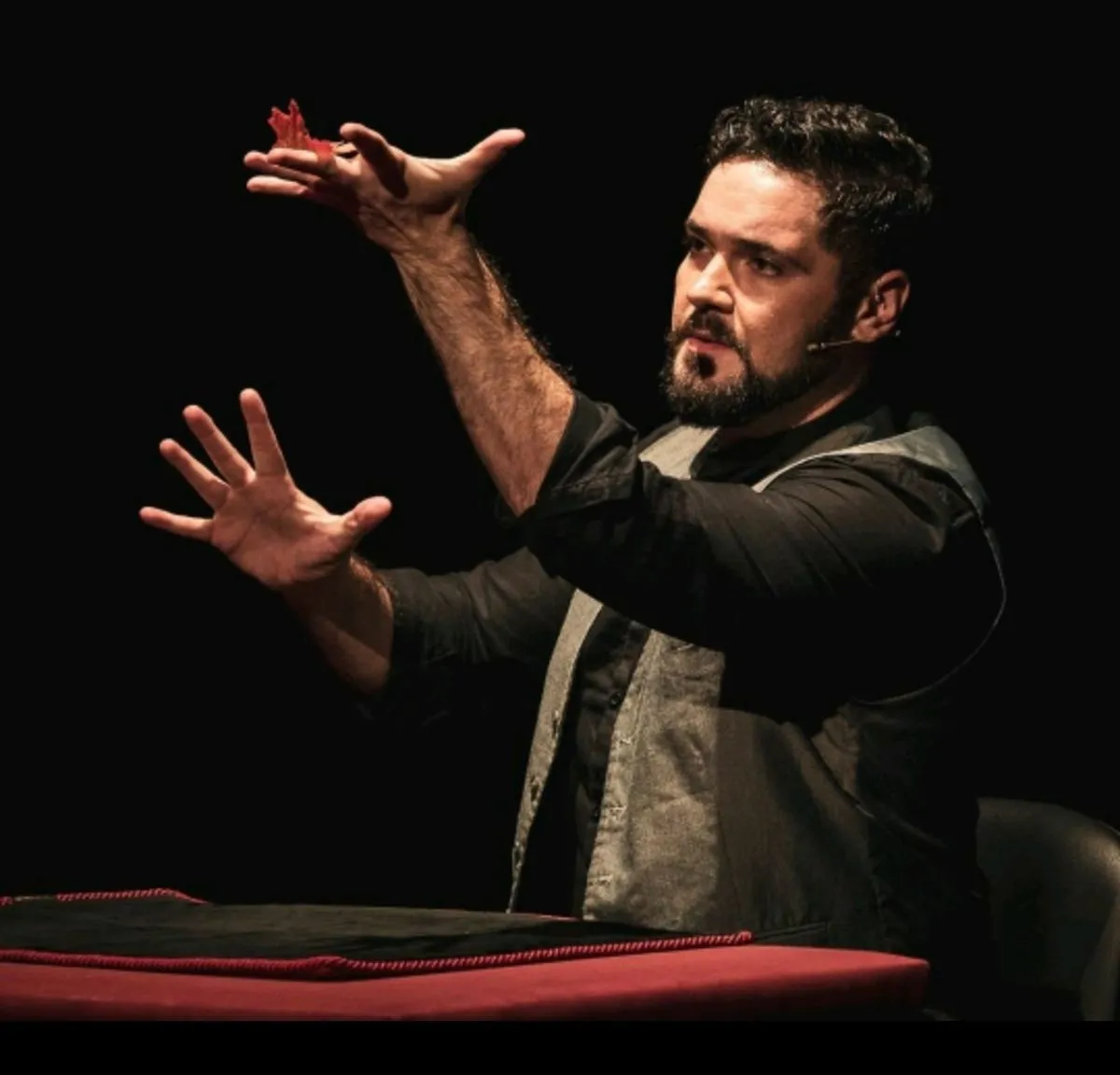 Viernes 13:  22:30 h - Magia de cerca: Luis Olmedo (Málaga) (Mayores de 12 años)