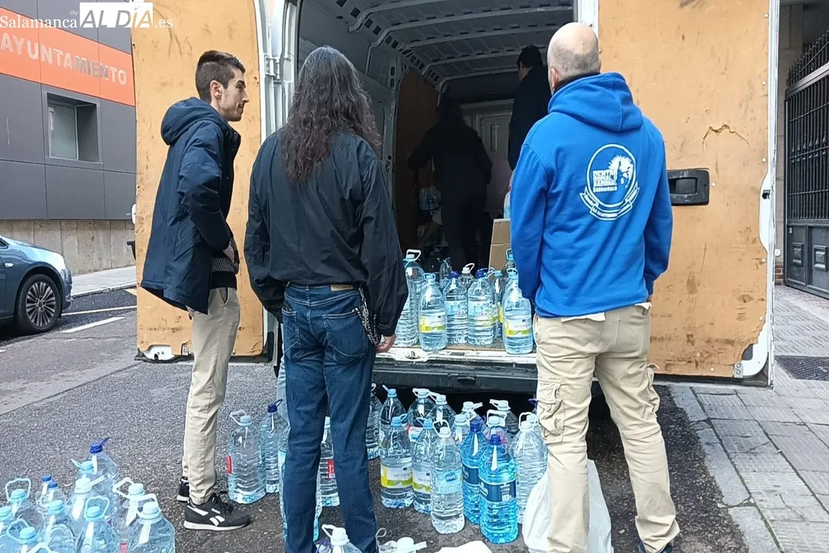 Voluntarios salmantinos cargan de ayuda humanitaria una furgoneta con destino Valencia | FOTOS: Toni Sánchez  