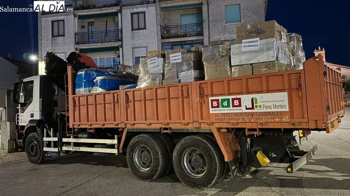 Un grupo de voluntarios preparó los palés que fueron cargados en un camión