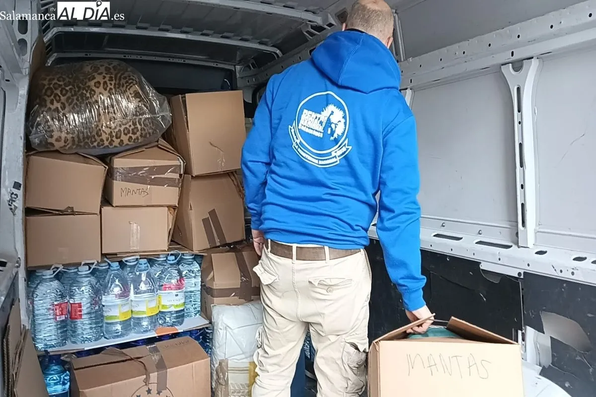 Voluntarios salmantinos cargan de ayuda humanitaria una furgoneta con destino Valencia | FOTOS: Toni Sánchez  
