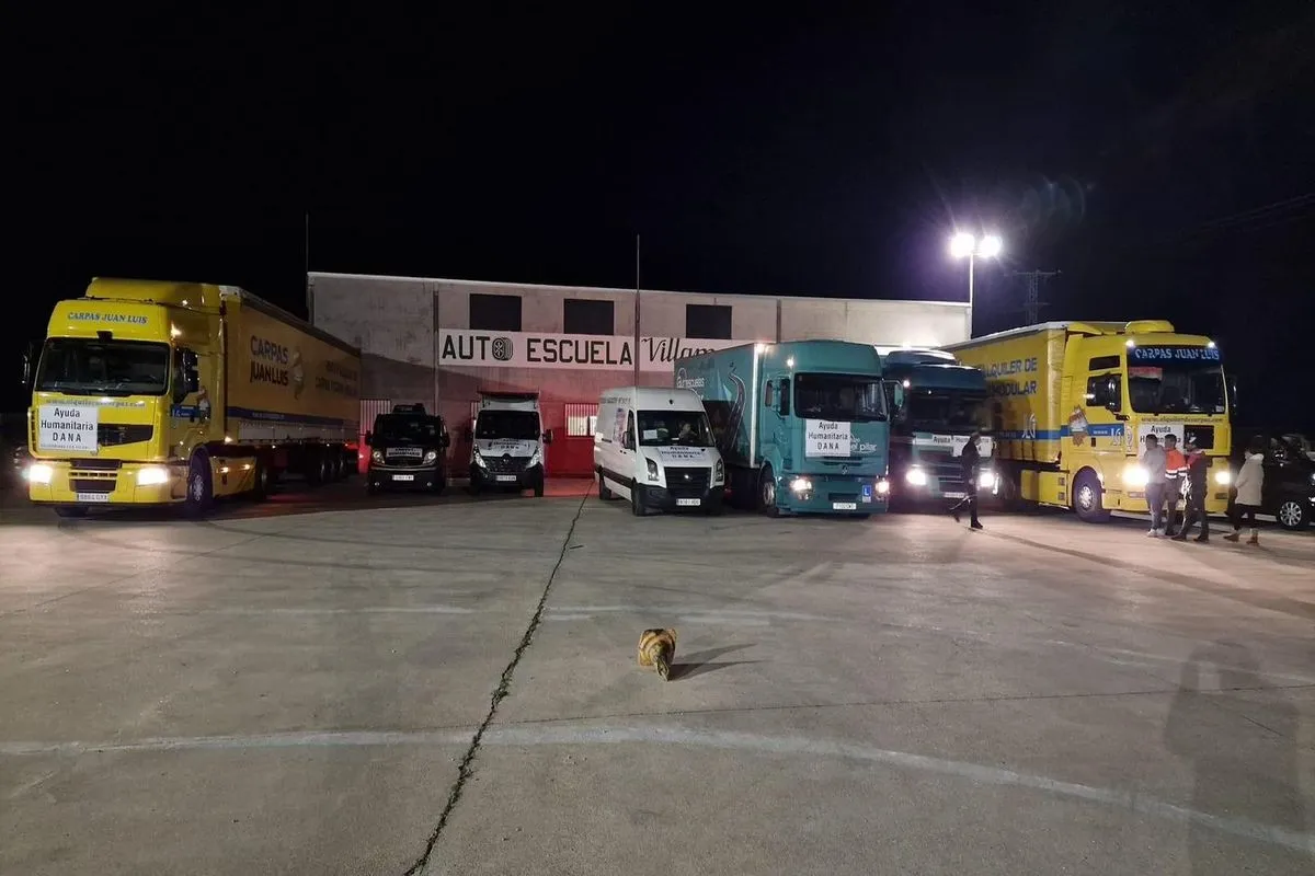 Los 5 camiones y 3 furgonetas, junto a los voluntarios, en Autoescuelas El Pilar 