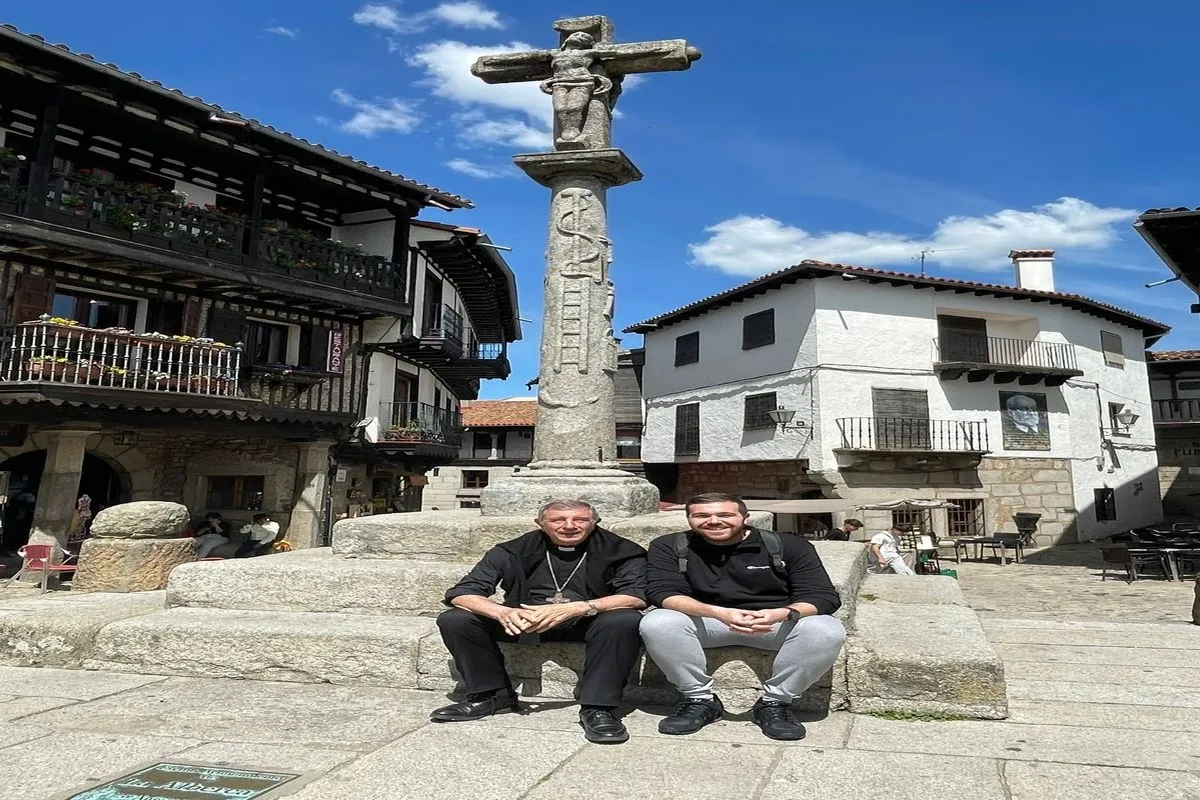 Mario, en diversas imágenes con sus amigos, el Obispo de Salamanca o durante una Eucaristía 