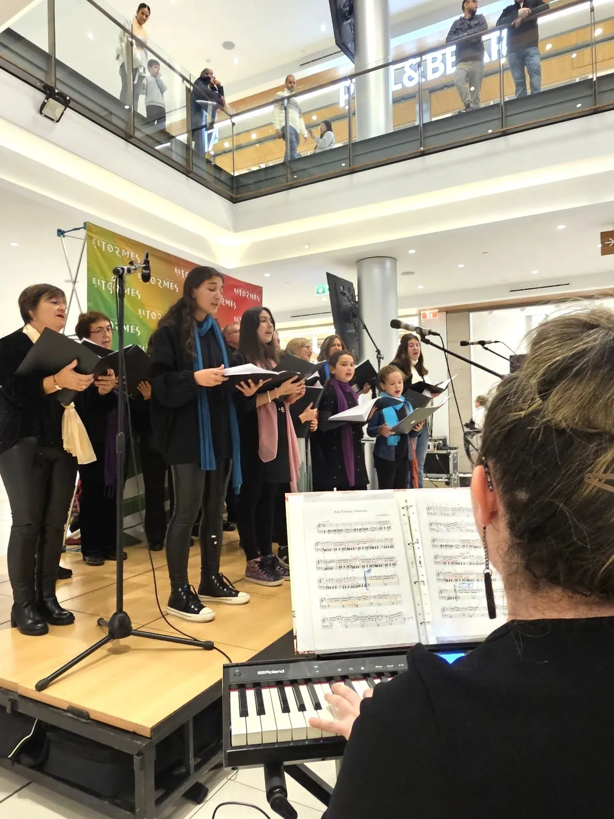 Foto 7 - M&uacute;sica y solidaridad por Valencia se dan la mano en el Centro Comercial El Tormes