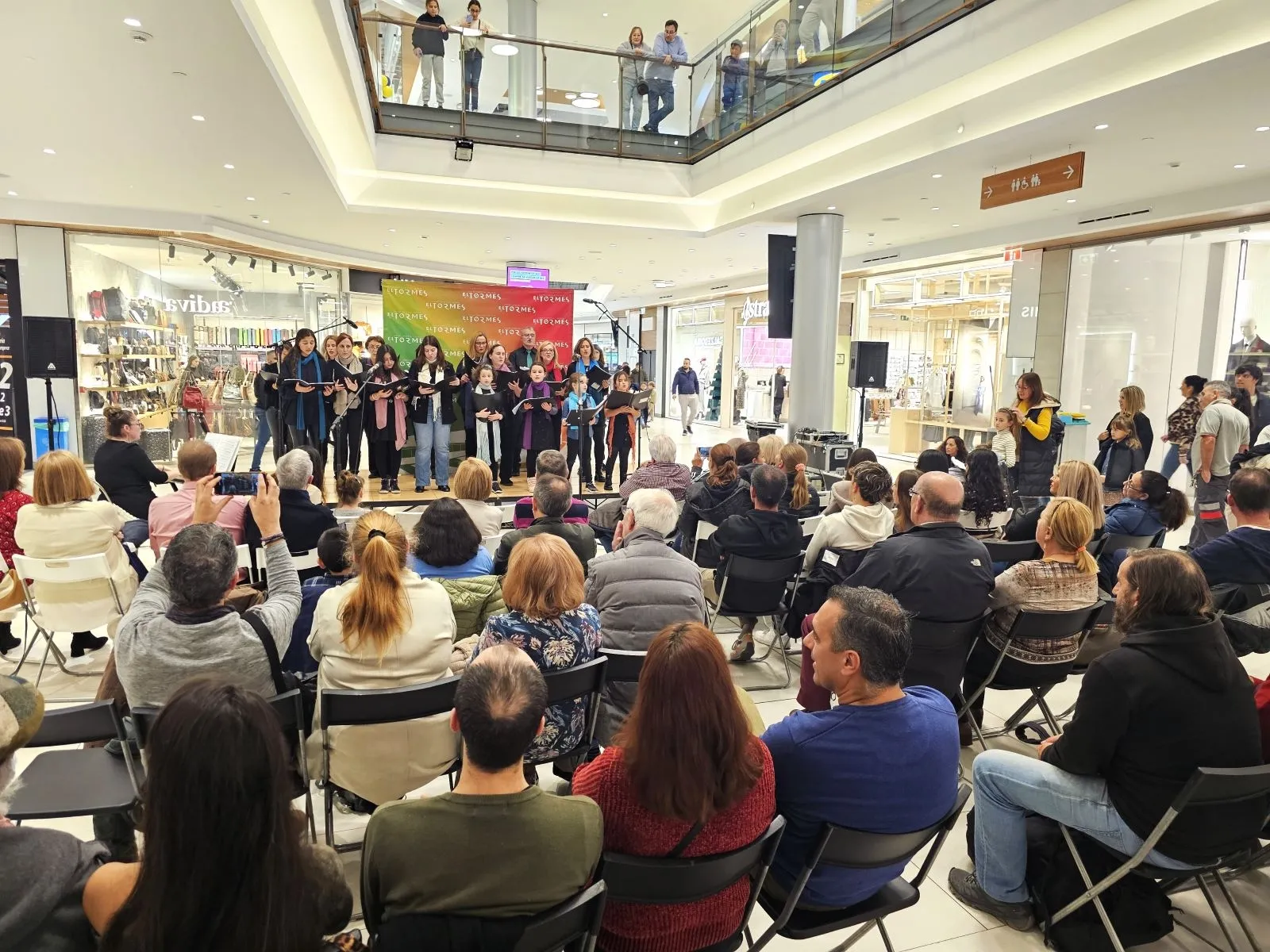 Foto 6 - M&uacute;sica y solidaridad por Valencia se dan la mano en el Centro Comercial El Tormes
