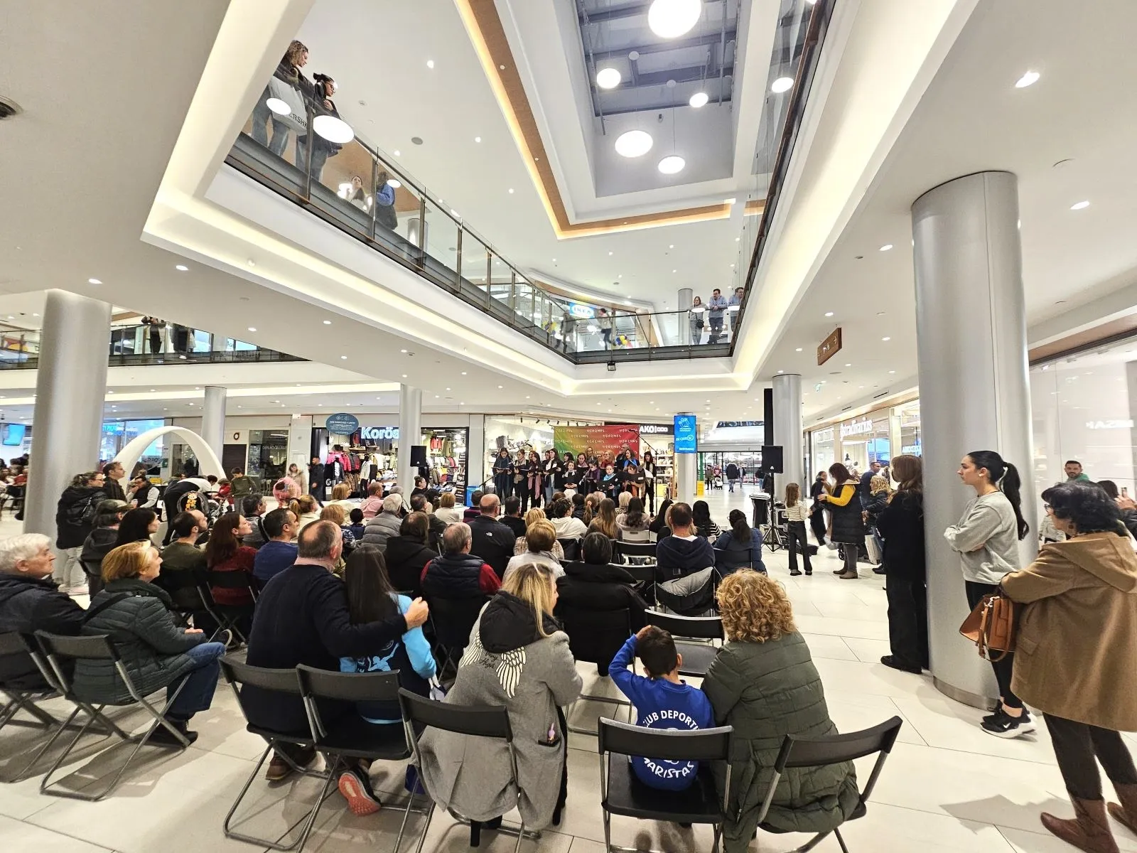 Foto 5 - M&uacute;sica y solidaridad por Valencia se dan la mano en el Centro Comercial El Tormes