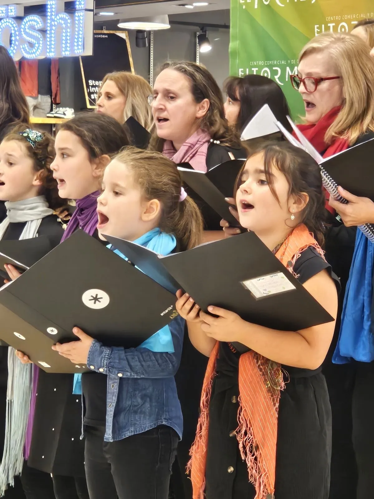 Foto 4 - M&uacute;sica y solidaridad por Valencia se dan la mano en el Centro Comercial El Tormes