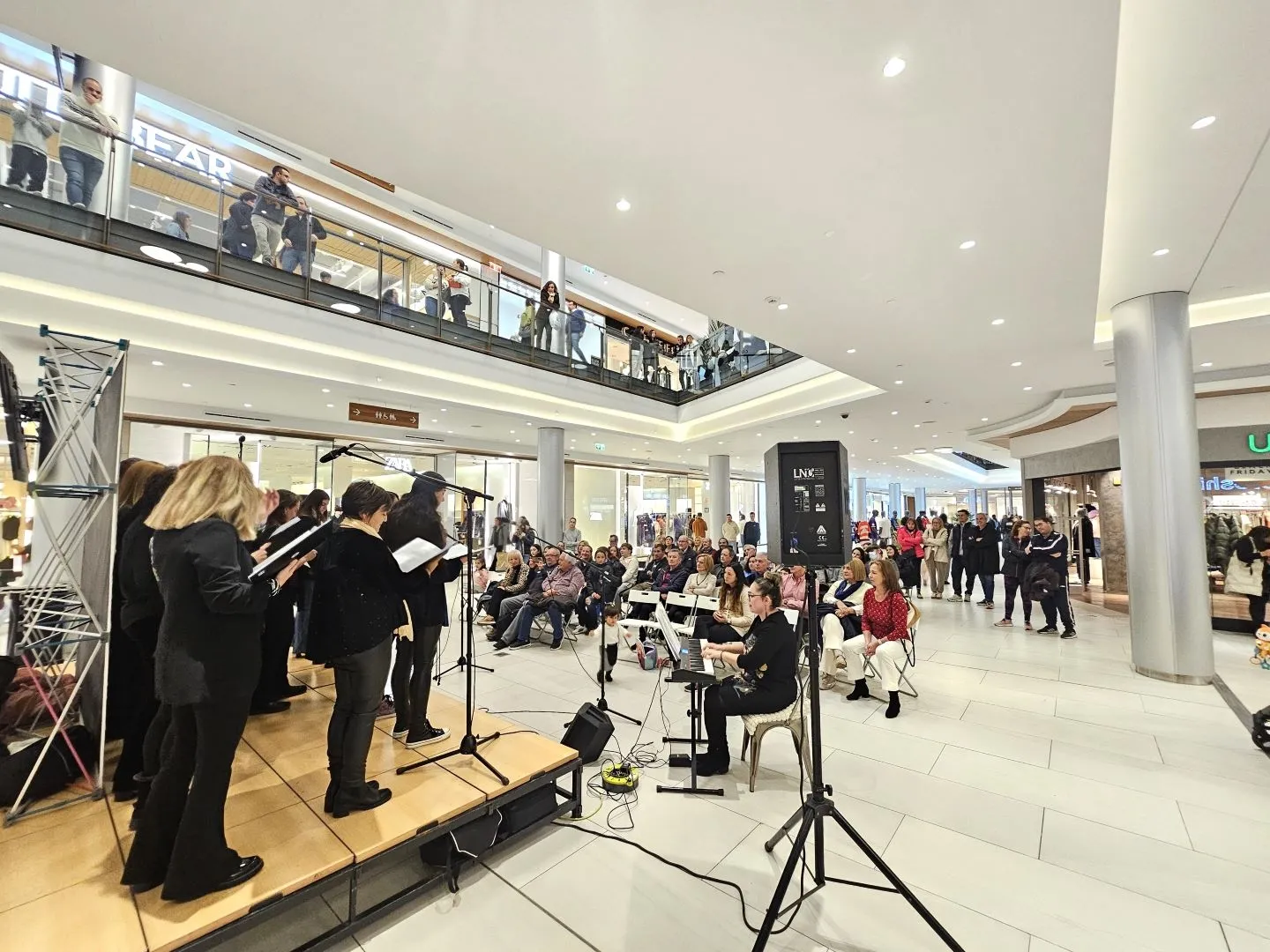 Foto 3 - M&uacute;sica y solidaridad por Valencia se dan la mano en el Centro Comercial El Tormes