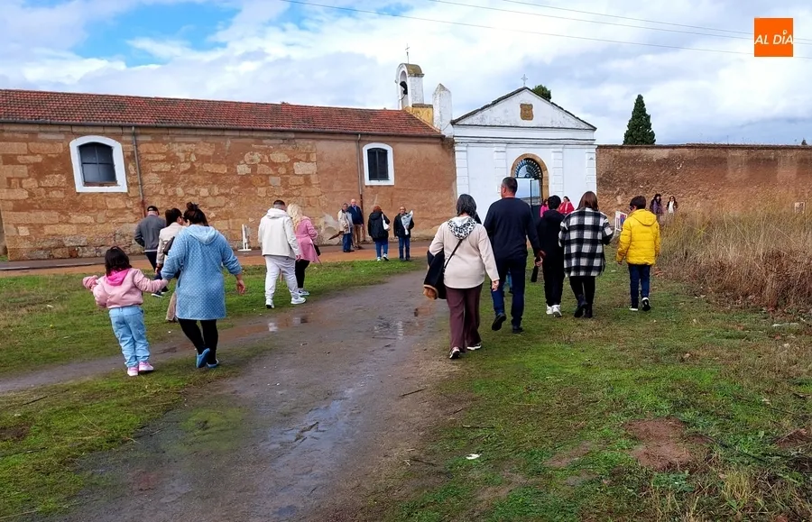 Foto 4 - Un chaparr&oacute;n sorprende a numerosos mirobrigenses en plena visita al Cementerio