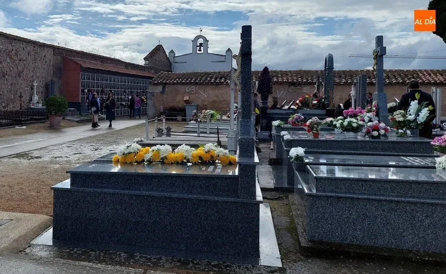 Foto 5 - Un chaparr&oacute;n sorprende a numerosos mirobrigenses en plena visita al Cementerio