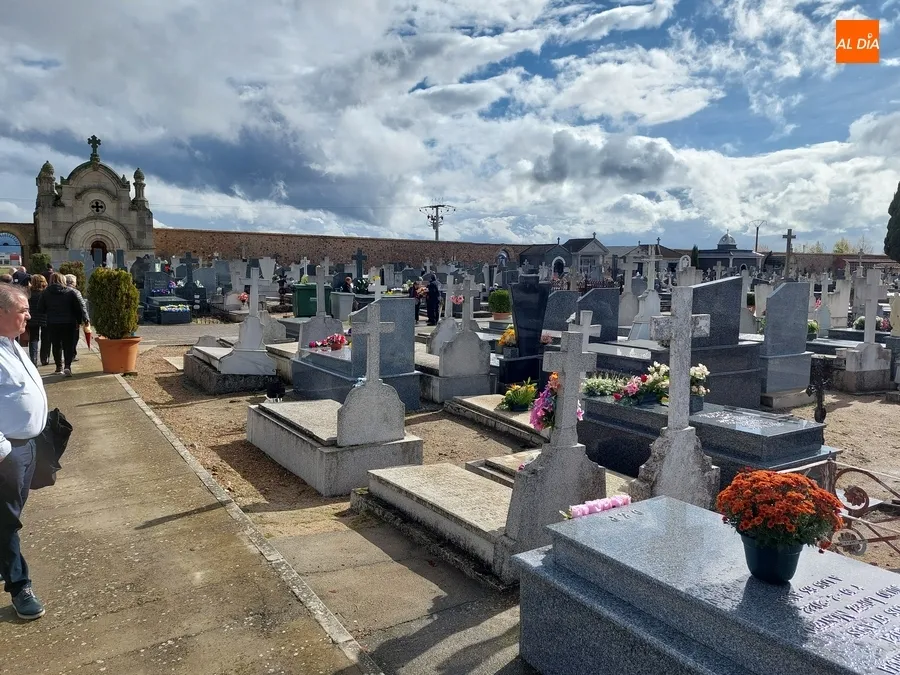 Foto 6 - Un chaparr&oacute;n sorprende a numerosos mirobrigenses en plena visita al Cementerio