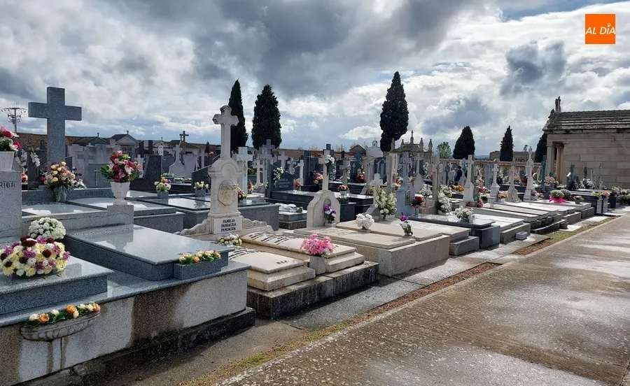 Foto 7 - Un chaparr&oacute;n sorprende a numerosos mirobrigenses en plena visita al Cementerio