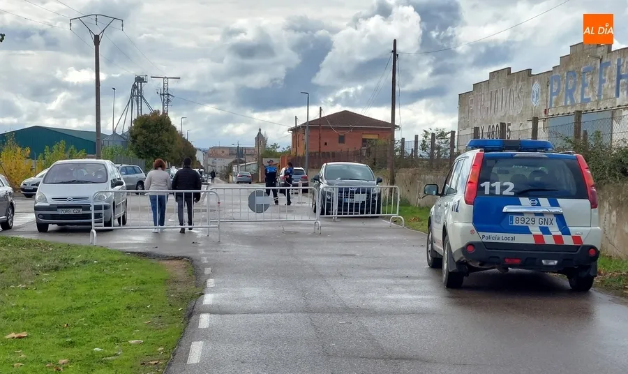Foto 8 - Un chaparr&oacute;n sorprende a numerosos mirobrigenses en plena visita al Cementerio