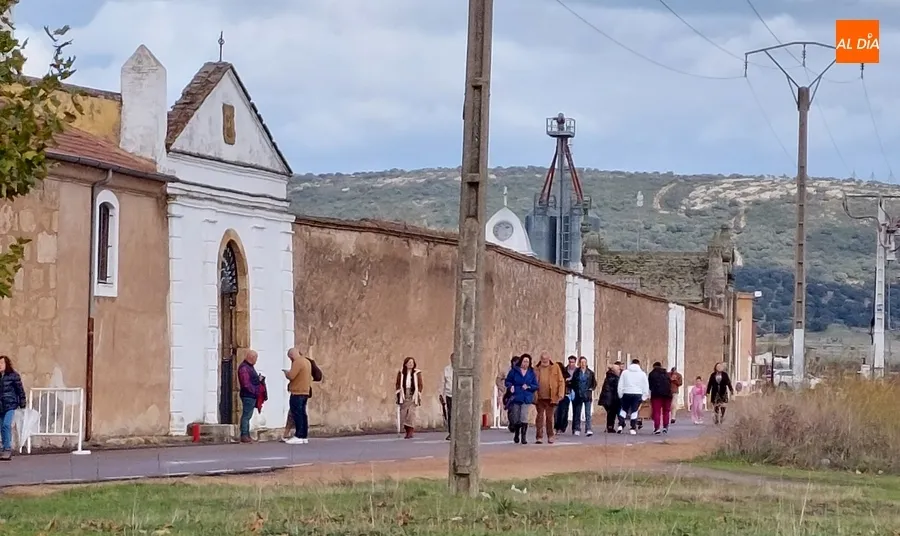 Foto 10 - Un chaparr&oacute;n sorprende a numerosos mirobrigenses en plena visita al Cementerio