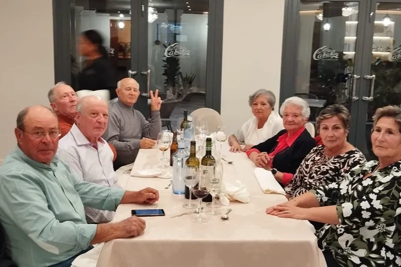 Foto 7 - Cerca se 160 personas participan en la gran merienda de hermandad de la asociaci&oacute;n de mayores y pensionistas San Miguel