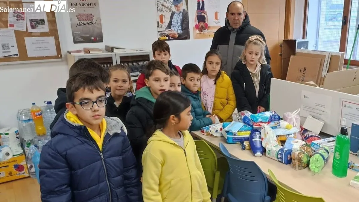 Los escolares acudieron a la biblioteca municipal a entregar productos de primera necesidad