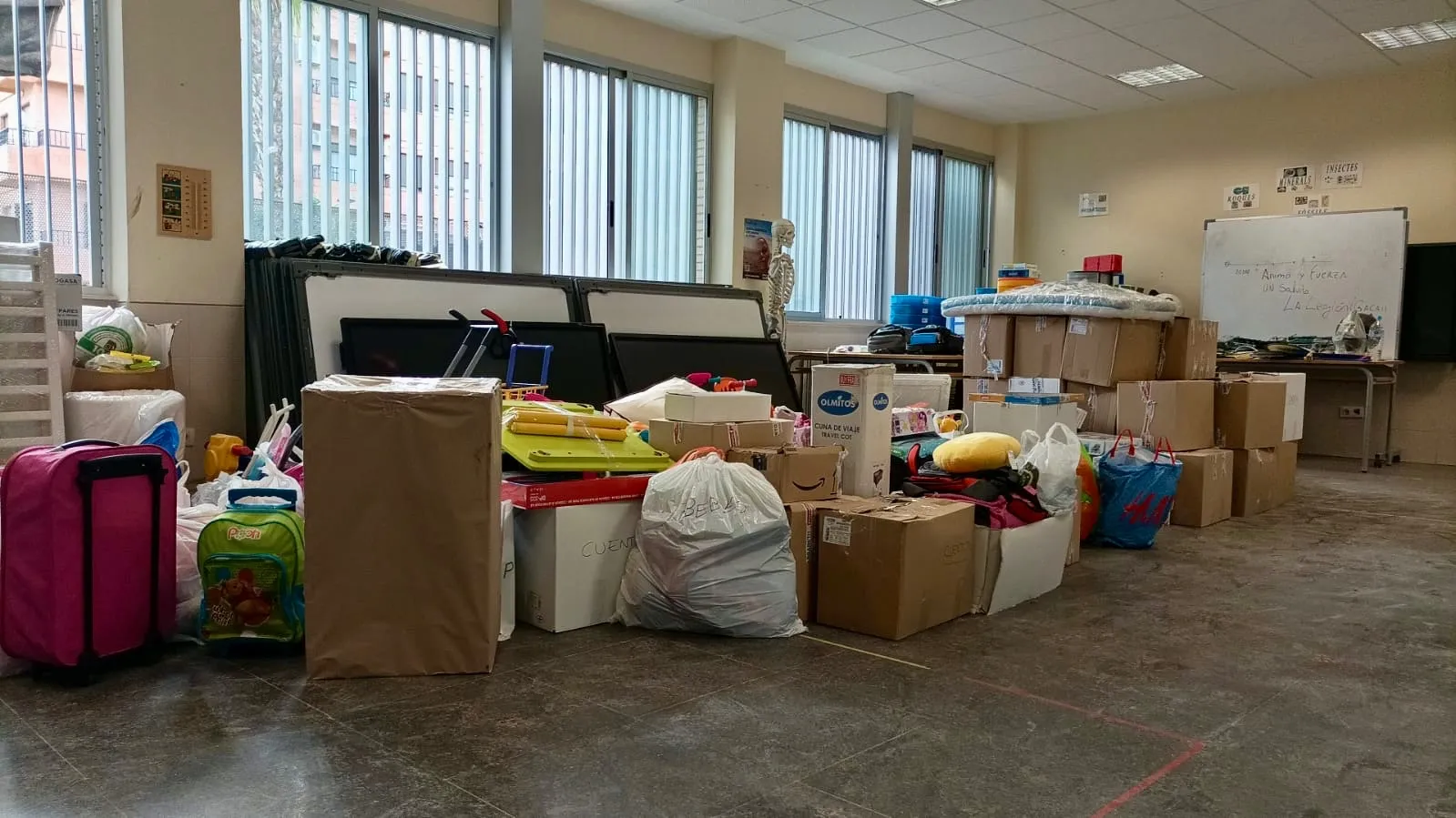 Entrega de material en el CEIP Ausiás March de Paiporta