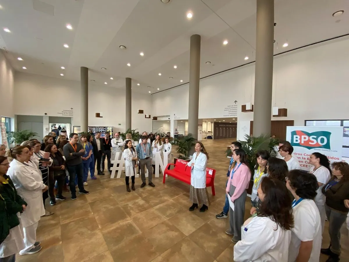 Acto en el hall principal del Hospital Universitario de Salamanca con motivo del 25N, Día Internacional de la Eliminación de la Violencia contra la Mujer