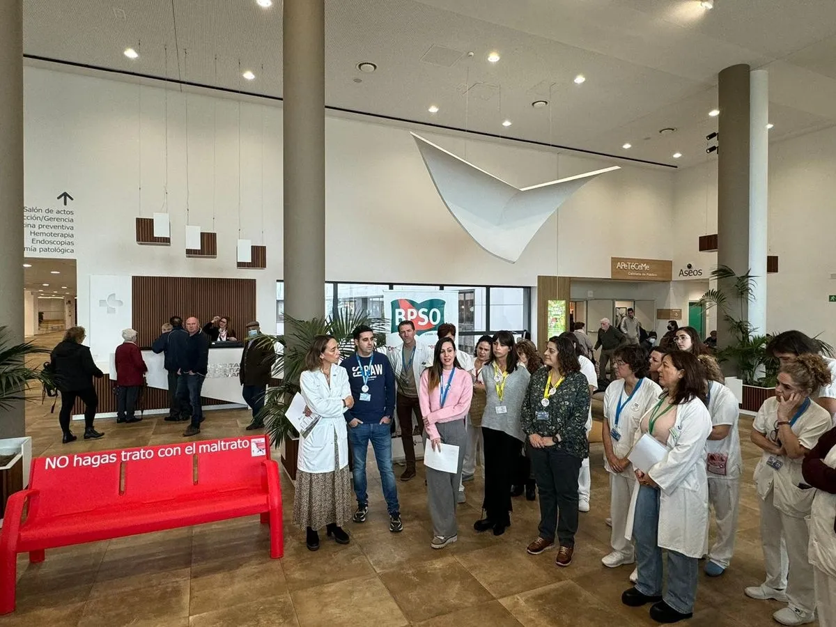 Acto en el hall principal del Hospital Universitario de Salamanca con motivo del 25N, Día Internacional de la Eliminación de la Violencia contra la Mujer