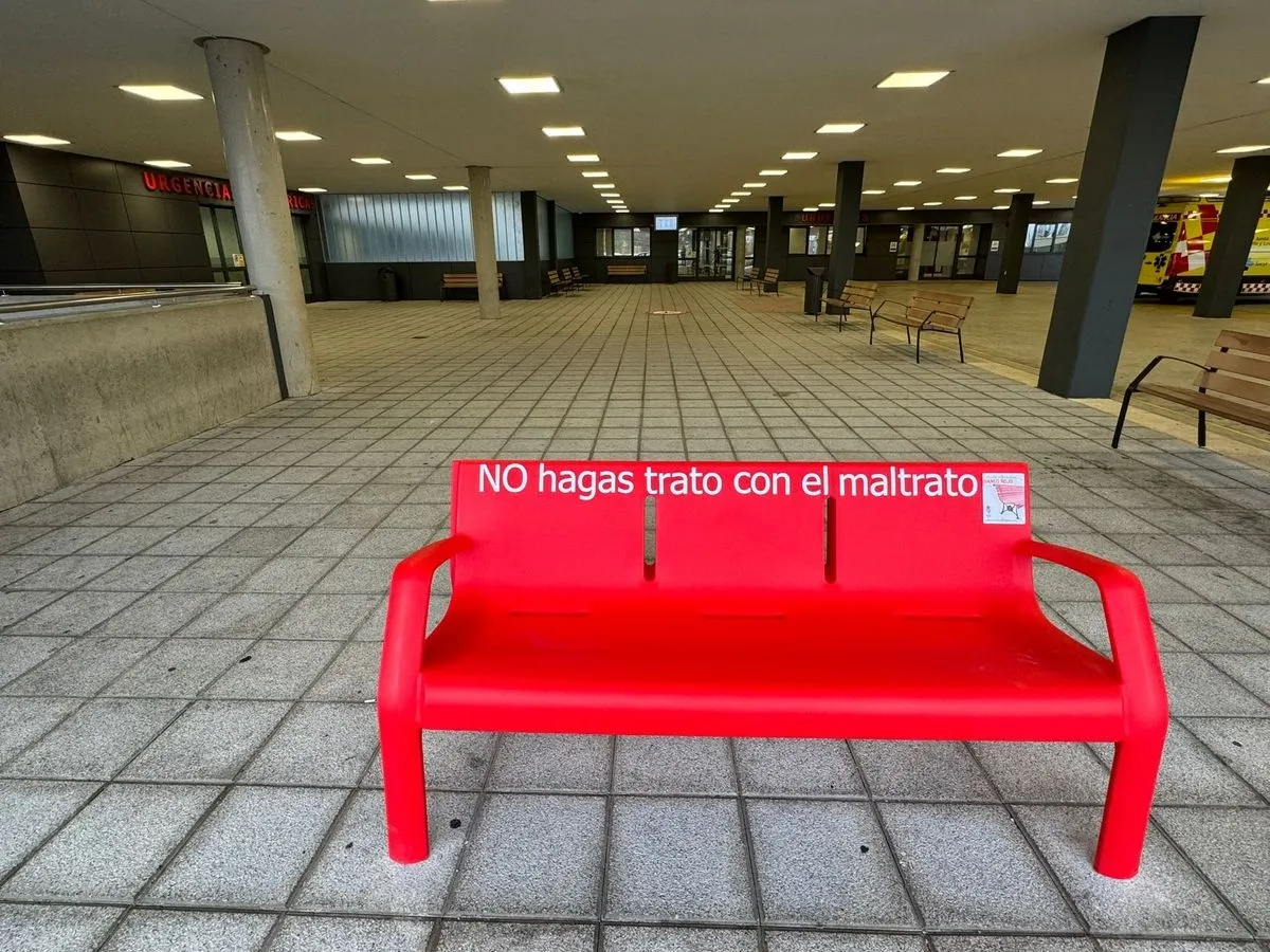 Acto en el hall principal del Hospital Universitario de Salamanca con motivo del 25N, Día Internacional de la Eliminación de la Violencia contra la Mujer