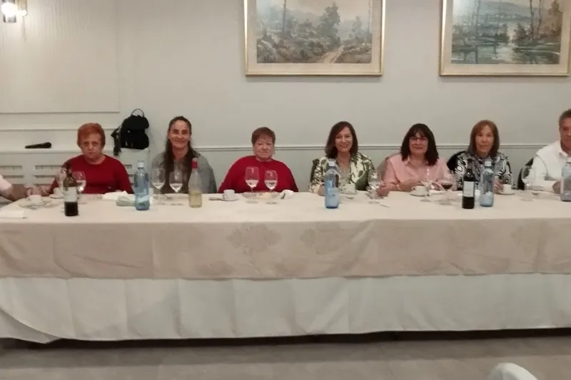 Foto 11 - Cerca se 160 personas participan en la gran merienda de hermandad de la asociaci&oacute;n de mayores y pensionistas San Miguel