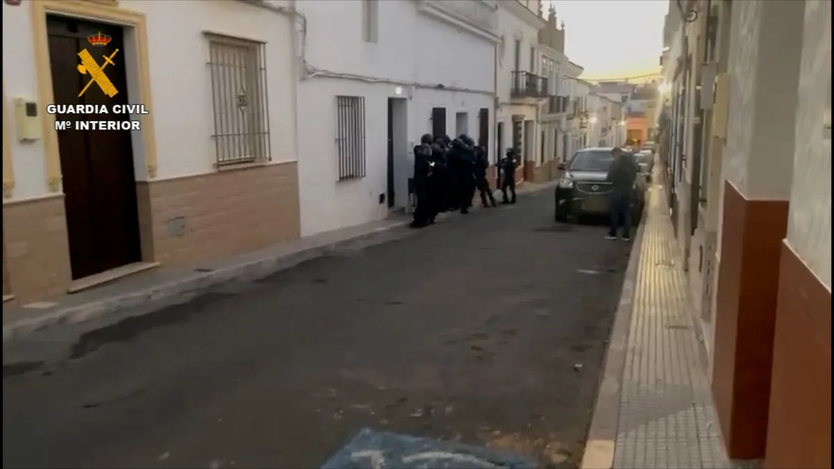Los delincuentes sustraían llaves y documentos de vehículos en Huelva, lo que les permitía localizar y acceder a las viviendas de los propietarios, que estaban de vacaciones. Foto Guardia Civil