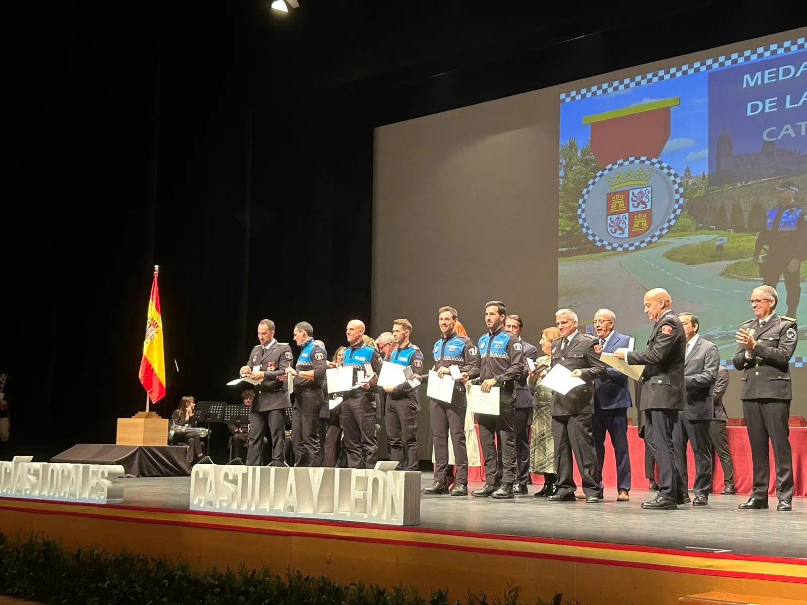 Foto 2 - Medalla de Plata al M&eacute;rito Policial de CyL a los cinco agentes pe&ntilde;arandinos que salvaron la vida a un vecino