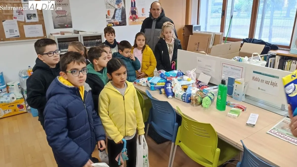 Los escolares acudieron a la biblioteca municipal a entregar productos de primera necesidad