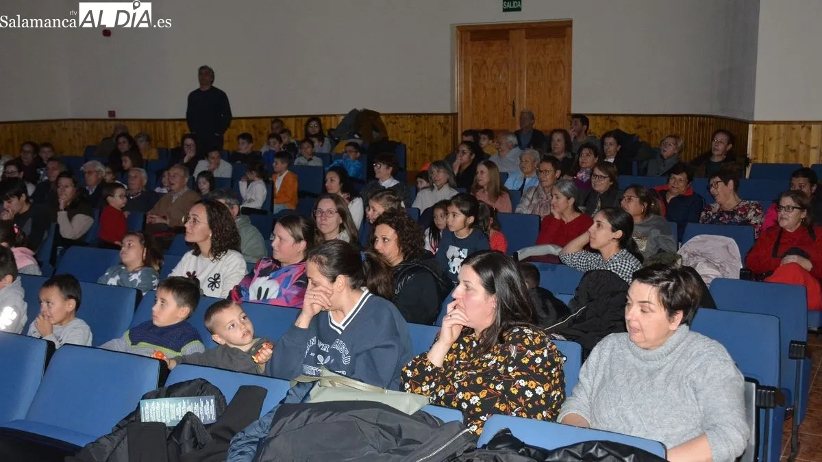 El centro cultural de Lumbrales acogió la representación del Festival Familiar de artes escénicas