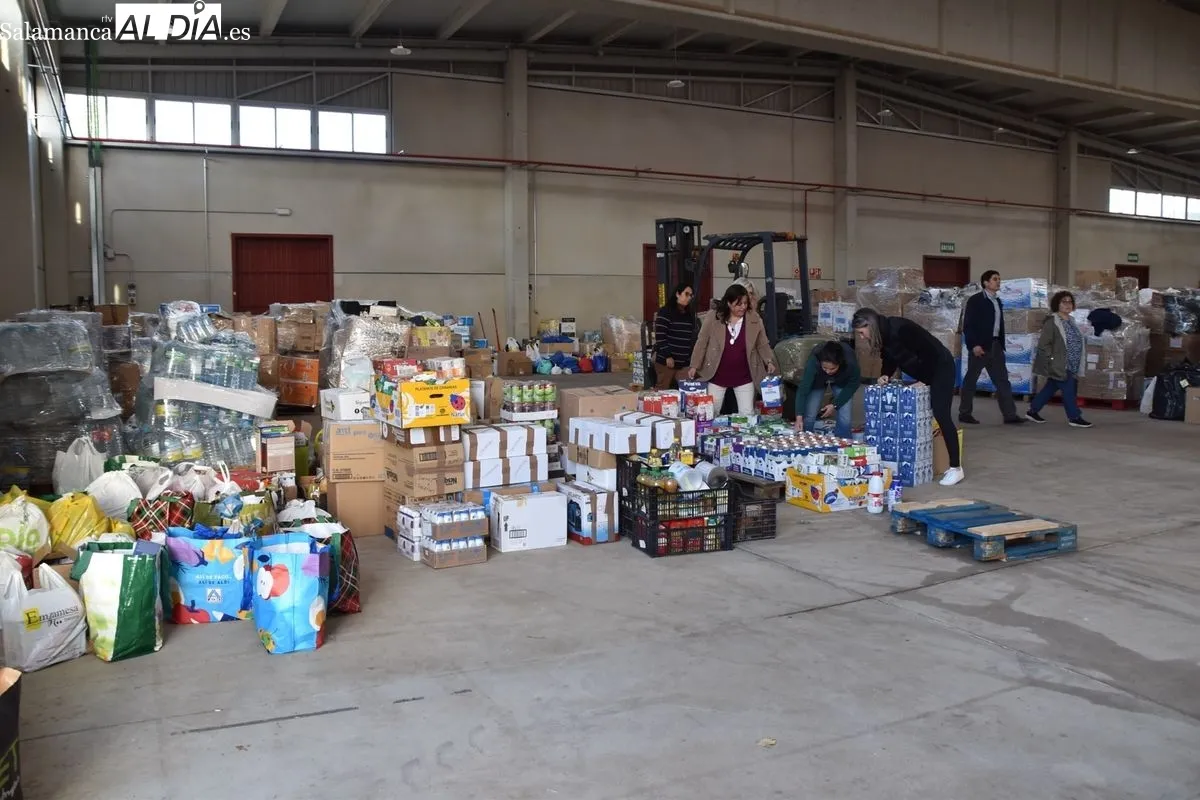 Interior de la nave que acoge los materiales donados por los salmantinos | FOTOS: Vanesa Martins  