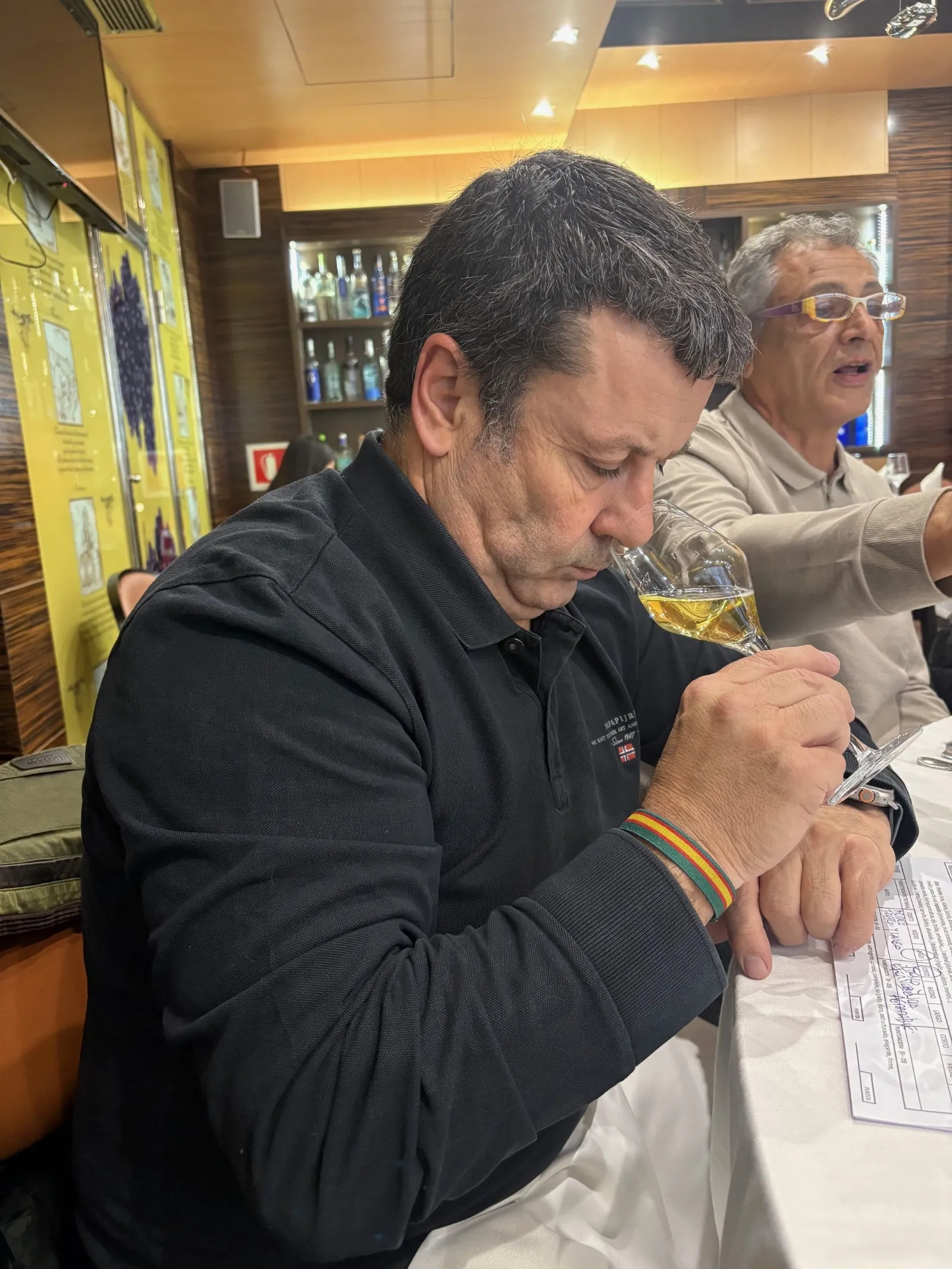 Asociación Enológica 'CATA AÑADA' durante la cata de diferentes cavas 