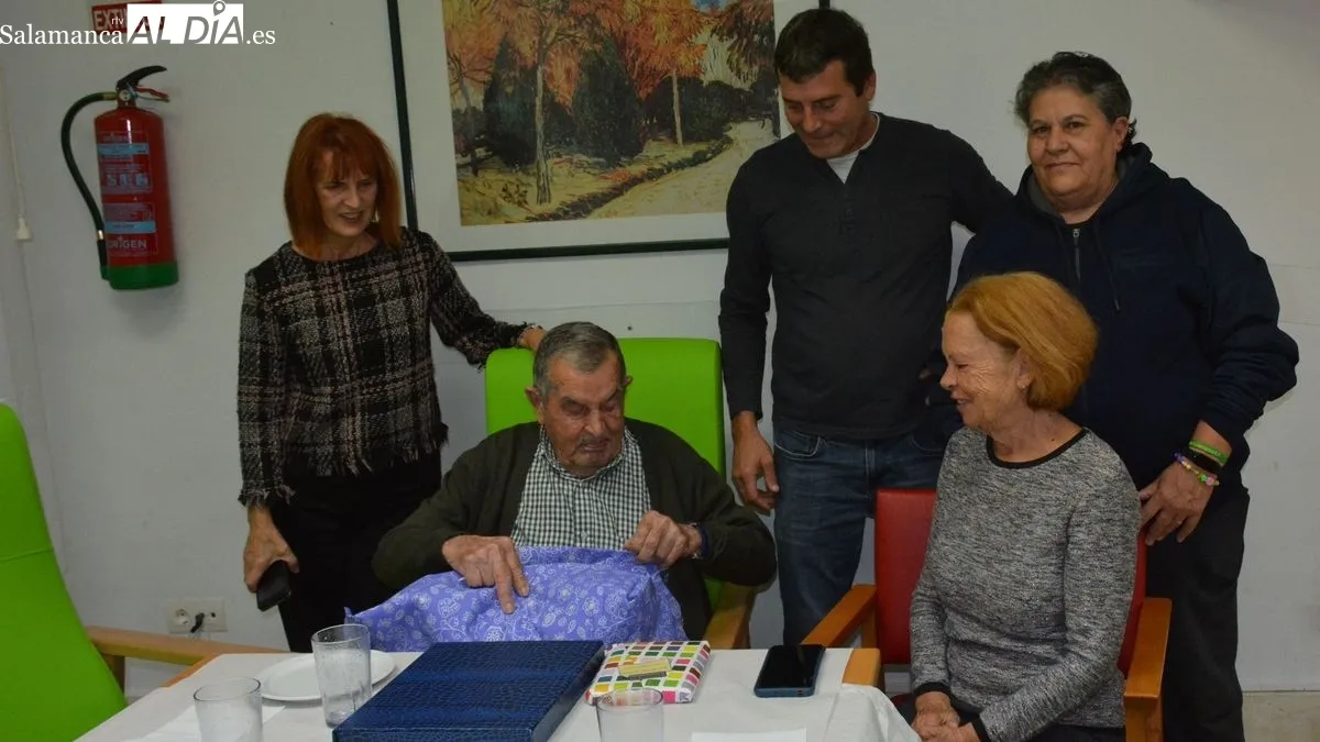 José Sánchez recibió celebró su cumpleaños con sus compañeros de residencia, su familia y miembros del Ayuntamiento