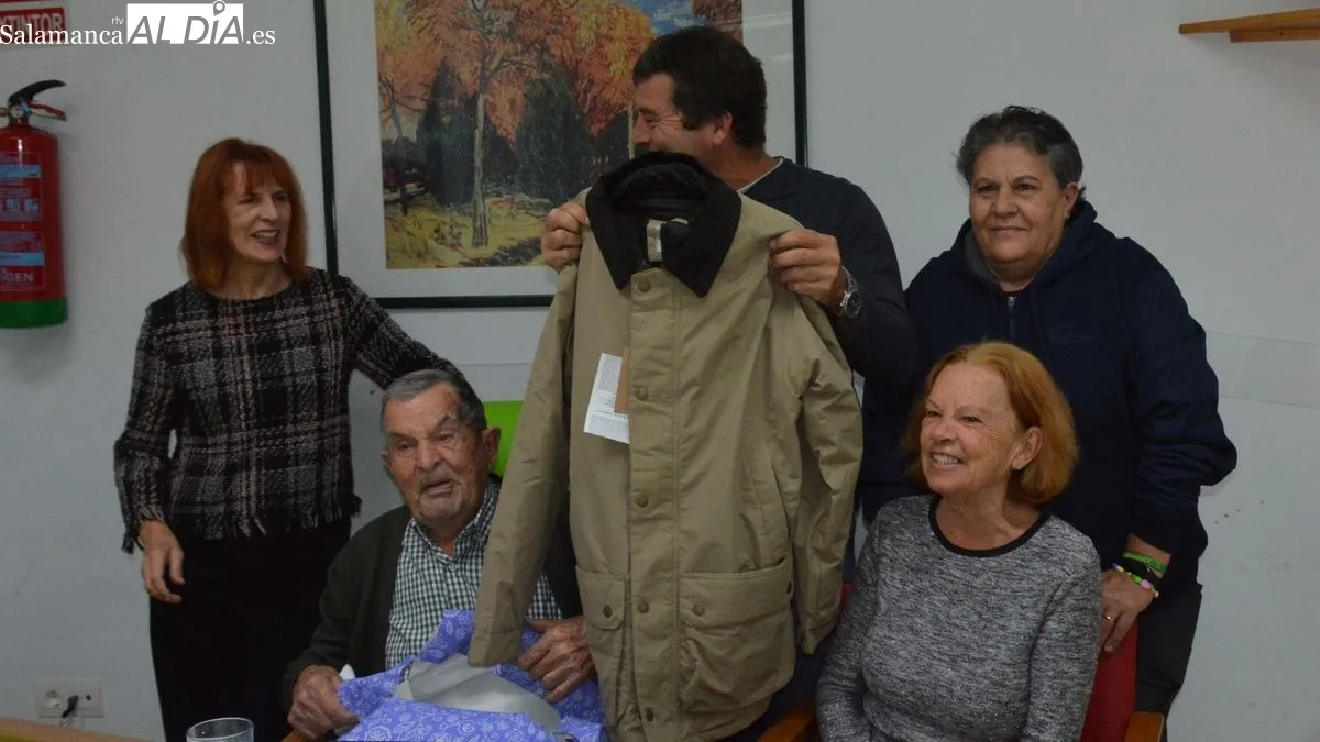 José Sánchez recibió celebró su cumpleaños con sus compañeros de residencia, su familia y miembros del Ayuntamiento