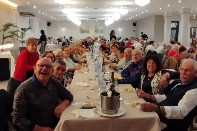 Foto 10 - Cerca se 160 personas participan en la gran merienda de hermandad de la asociaci&oacute;n de mayores y pensionistas San Miguel