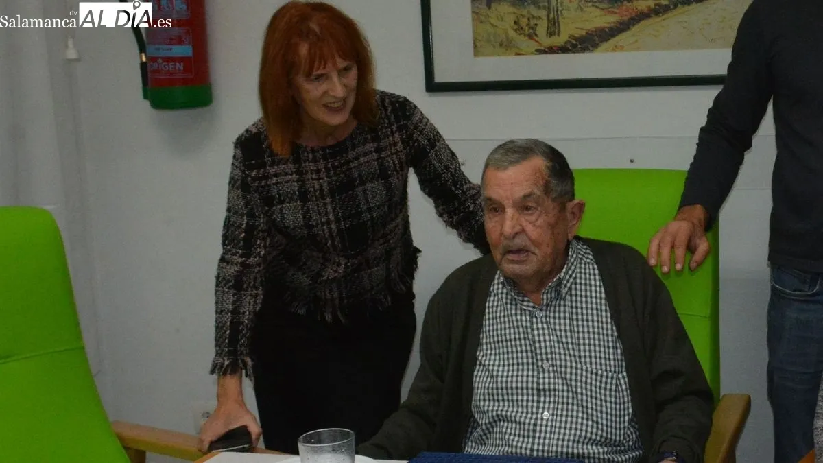 José Sánchez recibió celebró su cumpleaños con sus compañeros de residencia, su familia y miembros del Ayuntamiento