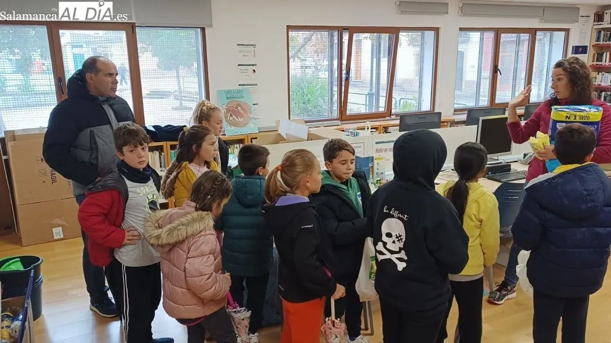 Los escolares acudieron a la biblioteca municipal a entregar productos de primera necesidad