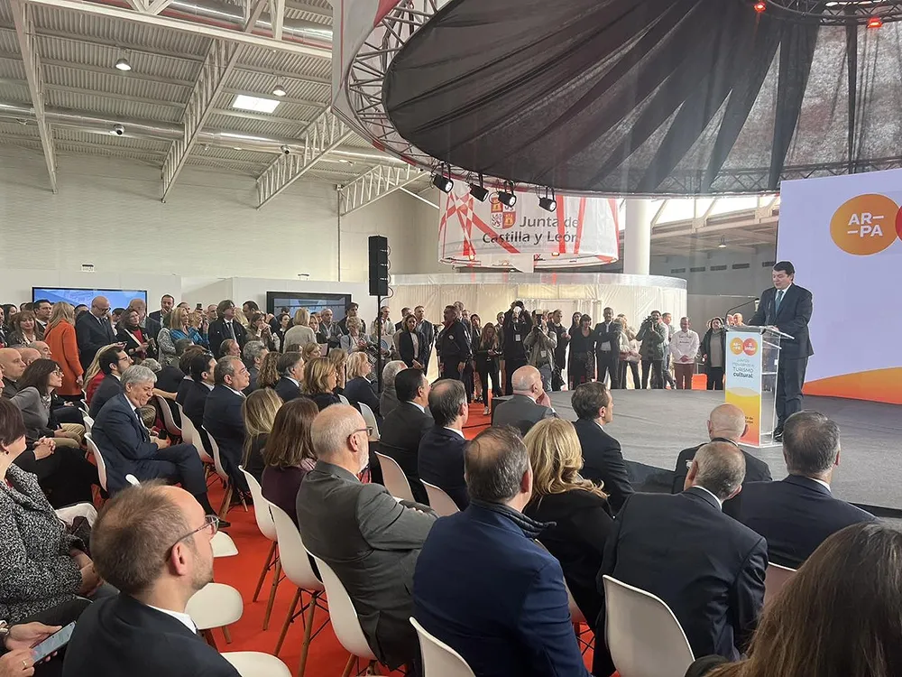 Foto 2 - Representaci&oacute;n mirobrigense y comarcal en la apertura de INTUR 2024