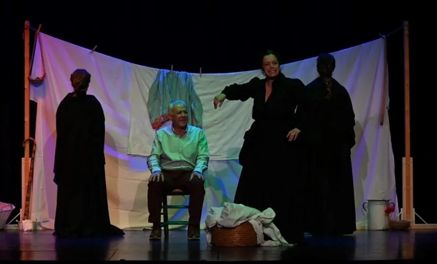 Foto 5 - Teatronaos conciencia a los mirobrigenses en torno al 25N sobre las tablas del Teatro