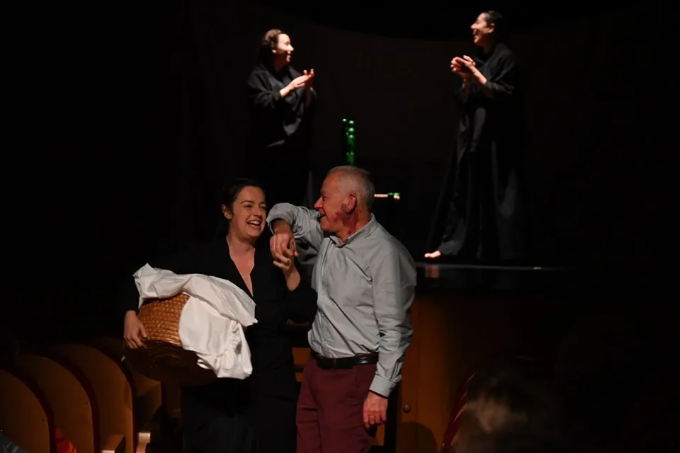 Foto 4 - Teatronaos conciencia a los mirobrigenses en torno al 25N sobre las tablas del Teatro
