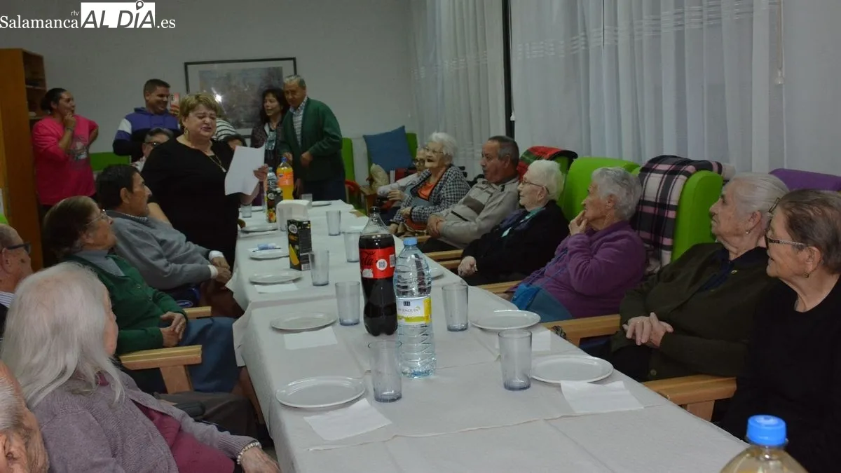 José Sánchez recibió celebró su cumpleaños con sus compañeros de residencia, su familia y miembros del Ayuntamiento