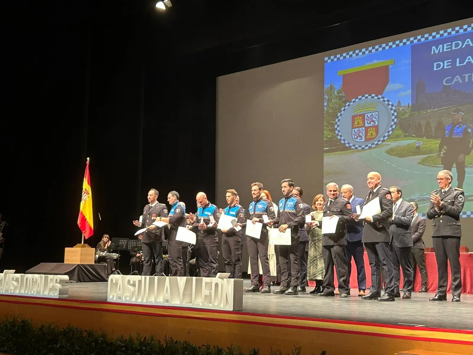Foto 4 - Medalla de Plata al M&eacute;rito Policial de CyL a los cinco agentes pe&ntilde;arandinos que salvaron la vida a un vecino